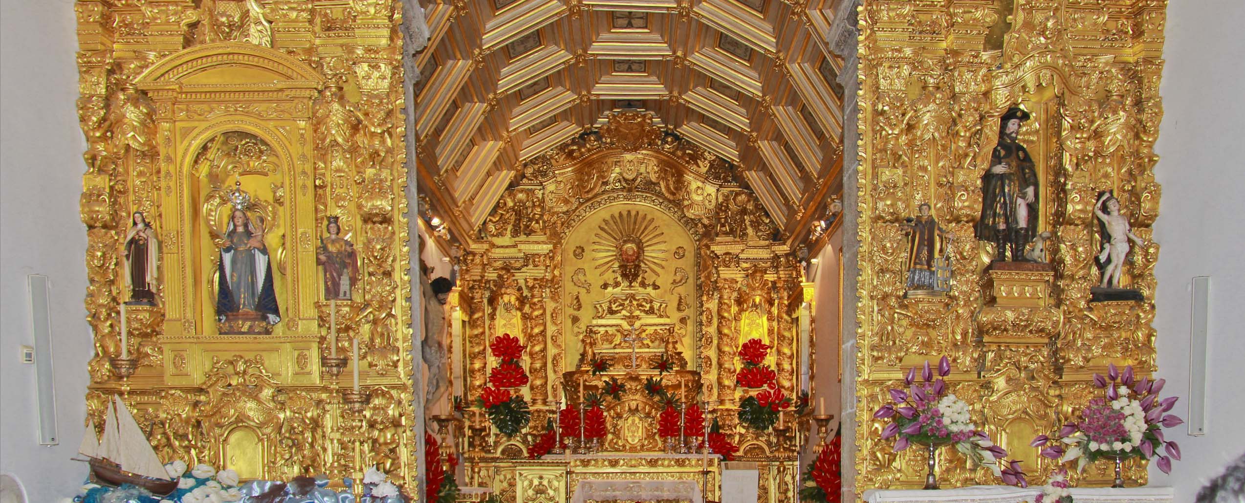 fotos do santuário-vitrais e altares